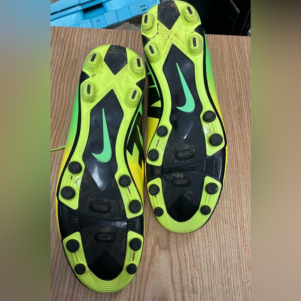 Soccer Cleats - Picture 4 of 5